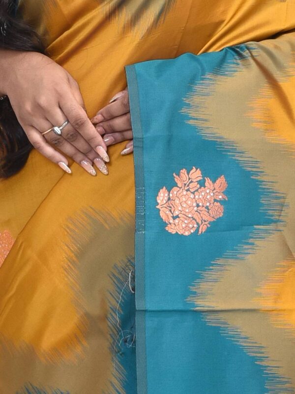 Golden Semi Silk Kanjeevaram Saree - Image 3