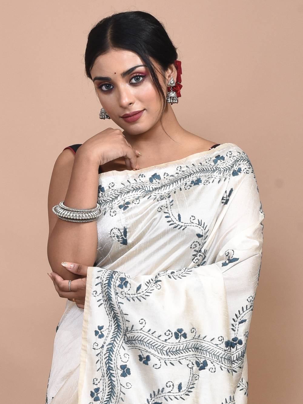 Off White Semi Tussar Kantha Stitch Saree - Image 6